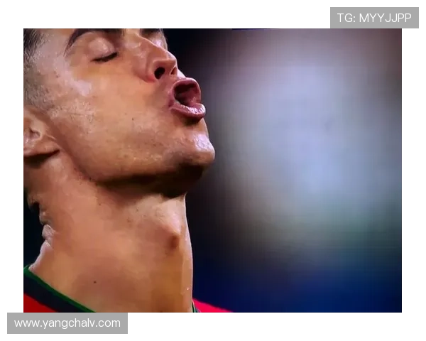 佩佩回忆初见C罗时光：17岁少年训练后啃苹果健身的故事